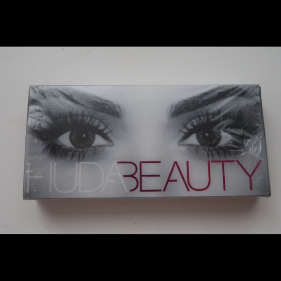 Huda Beauty Lashes - Picture 2 of 2